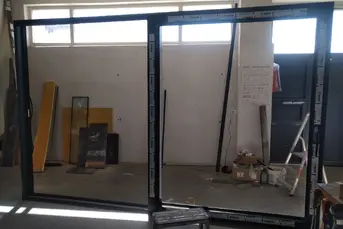 Pracownik produkcji stolarki aluminiowej