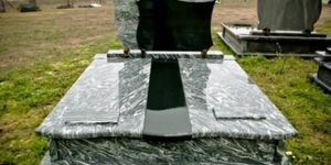 E. i W. Rutkowscy. Nagrobki granitowe