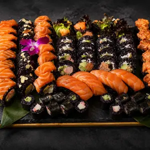 MOON LOONG Aesthetic Sushi Bar