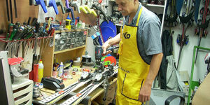 Amis Autoryzowany serwis narciarski i snowboardowy, wypożyczalnia nart i bagażników dachowych boxów