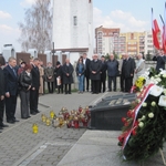 Znicze i kwiaty pod pomnikiem wywiezionych na Sybir 
