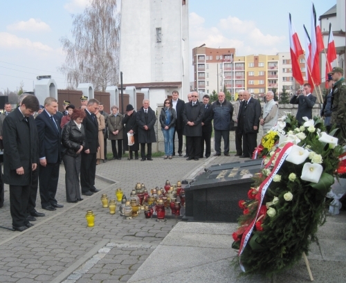 Znicze i kwiaty pod pomnikiem wywiezionych na Sybir 