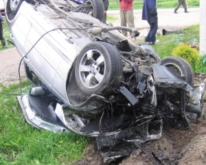 Groźne dachowanie BMW. Kierowca trafił do szpitala