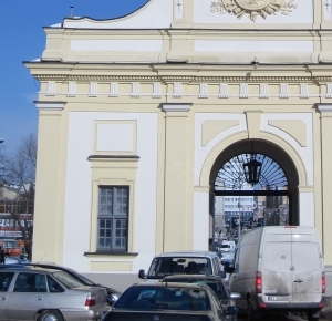 Brama główna Pałacu Branickich zamknięta