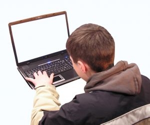 Ponad połowa dzieci styka się z przemocą w Internecie. Dbajmy o bezpieczną sieć