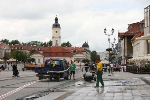 Czyszczą Rynek Kościuszki