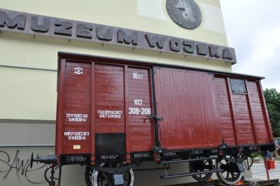 Wagon, którym wywożono na Sybir stoi przed Muzeum Wojska