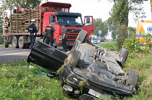 Krajowa "ósemka": Wyprzedzanie zakończone dachowaniem