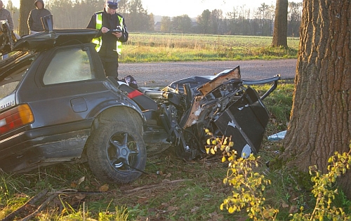 BMW roztrzaskało się na drzewie