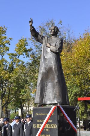 Relikwie i pomnik ks. Popiełuszki w Suchowoli