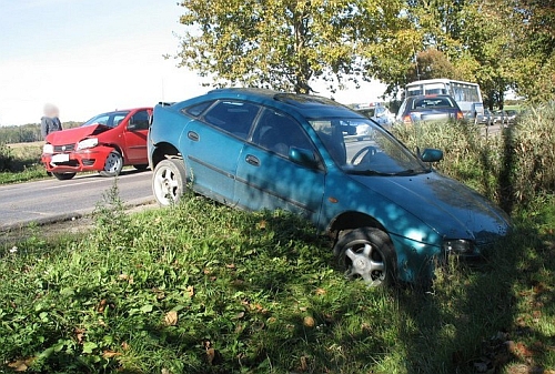 Zderzyły się 3 samochody, jeden znalazł się w rowie