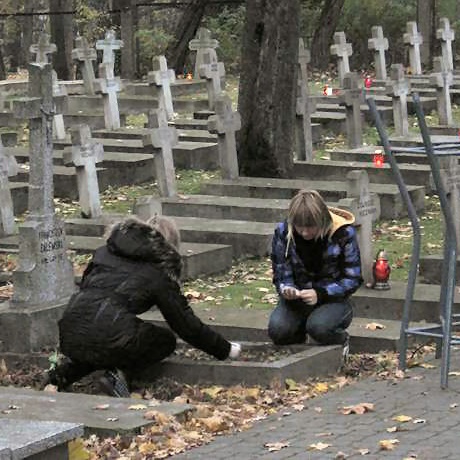 Wolontariusze z "Budowlanki" posprzątali Cmentarz Wojskowy