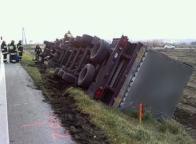 "Ósemka": Wywrócił się czeski tir