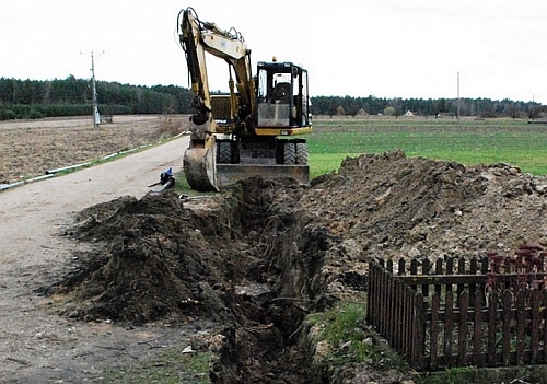 Ziemia z wykopu osunęła się na 29-latka