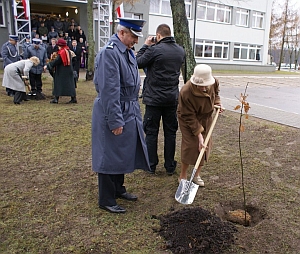 23 dęby upamiętniły białostockich policjantów zamordowanych w Katyniu