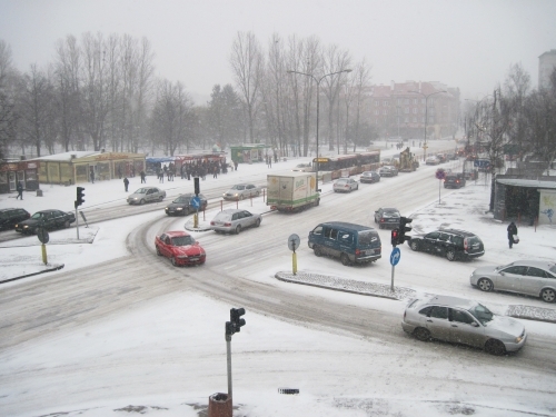 Białystok pokryty śniegiem. Już jeżdżą pługoposypywarki