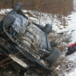 Na ul. Mickiewicza dachował mercedes. Dwie osoby w szpitalu