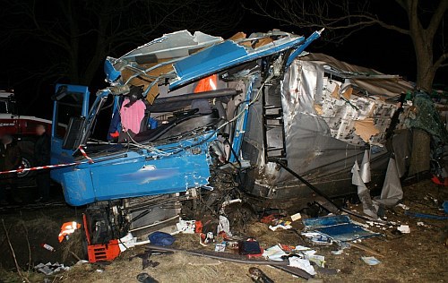 Tragedia podczas wyprzedzania autobusu. Nie żyje kierowca tira