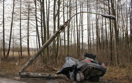 Samochód uderzył w słup energetyczny. Zginęły 2 osoby