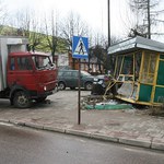 Ciężarówka staranowała kiosk. W środku była sprzedawczyni