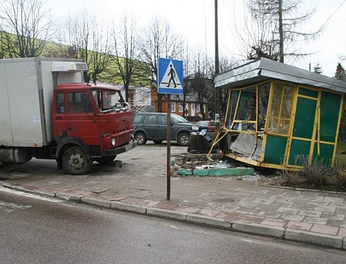 Ciężarówka staranowała kiosk. W środku była sprzedawczyni