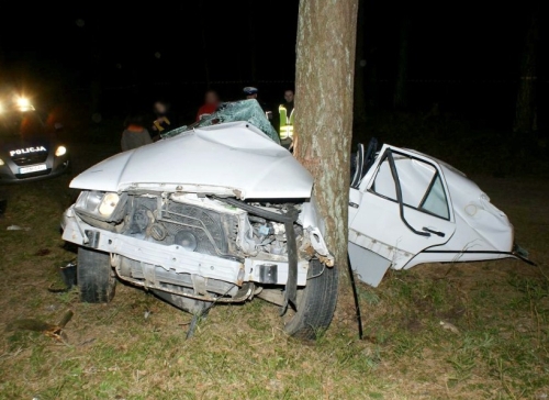 Śmiertelny wypadek koło Wasilkowa. Auto uderzyło w drzewo