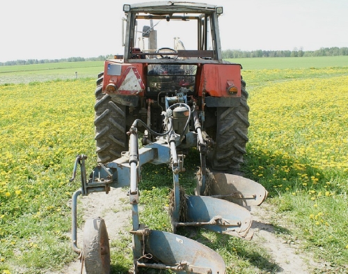 Pług rolniczy uderzył w dziecko. Nie żyje 4-letnia dziewczynka