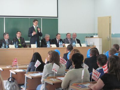 Studenci  w rolach polityków. Debata o systemie partyjnym na Wydziale Zarządznia PB