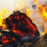 Pijany podpalił kopiec siana, zajęły się budynki