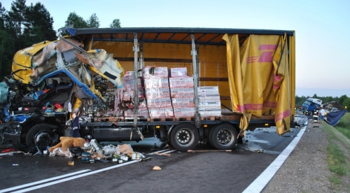 Zderzenie tirów. Jeden z kierowców jest w stanie krytycznym