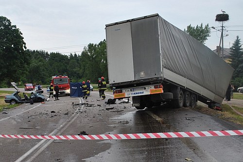 "Ósemka": tir zderzył się z osobówką. Zginęły dwie osoby