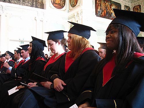 Zagraniczni studenci z dyplomami ukończenia UMB