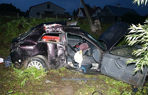 Wpadł w poślizg i uderzył w słup. Zginęły dwie osoby