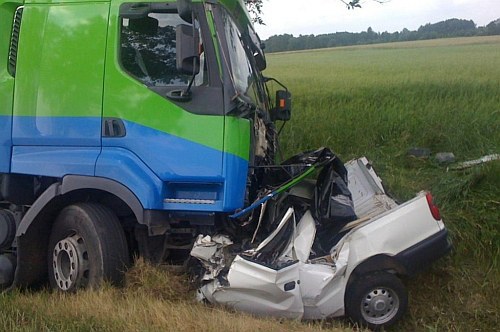 Tragedia koło Łomży. Tir zmiażdżył samochód osobowy