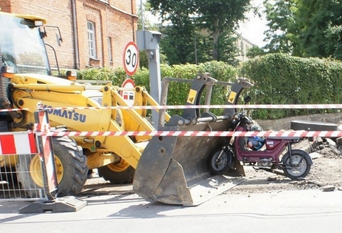 Tragiczny wypadek w Podlaskiem. Motorowerzysta zderzył się z koparką