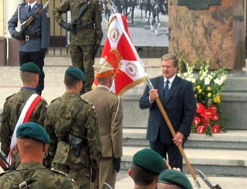 Bronisław Komorowski nadał sztandar 18. Białostockiemu Pułkowi