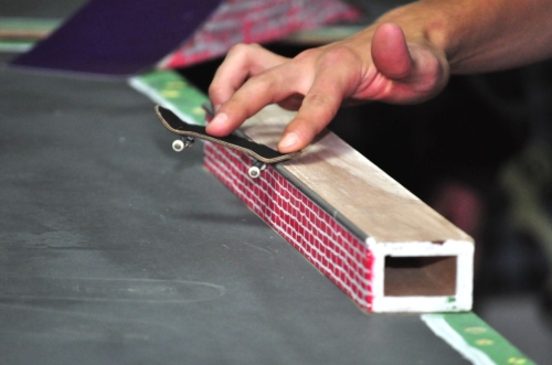 Fingerboard. Zawody na miniaturowych deskorolkach