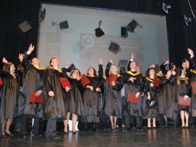 Absolwenci wileńskiej filii Uniwersytetu w Białymstoku  z dyplomami