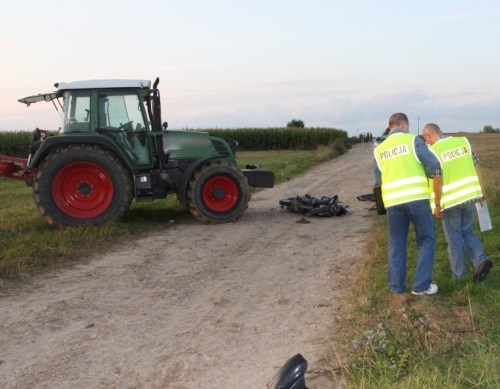 Ciągnik wjechał w motorowerzystę. Nie żyje 44-latek