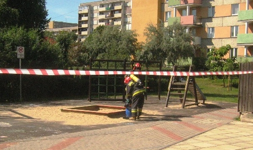 Na placu zabaw ktoś zostawił butelkę ze żrącym kwasem