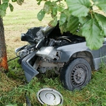 Śmiertelny wypadek. Mercedes uderzył w drzewo