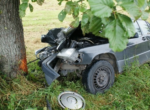 Śmiertelny wypadek. Mercedes uderzył w drzewo