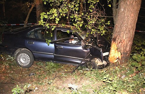 Samochód uderzył w drzewo. Jedna osoba nie żyje, dwie ranne