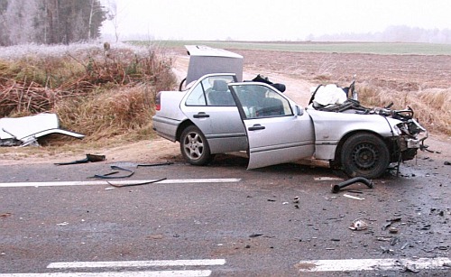 Polonez uderzył w drzewo. Kierowca zginął na miejscu