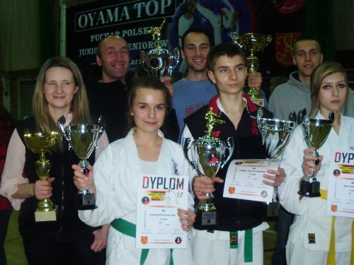 Zawodnicy klubu Oyama Karate zdobyli osiem pucharów