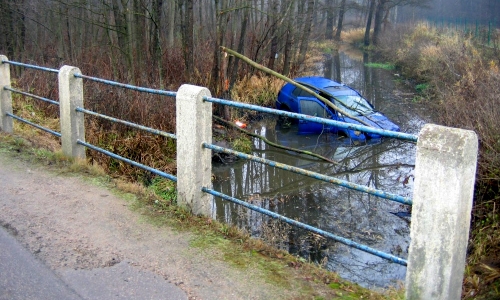 Zjechał z mostu do wypełnionego wodą rowu. Był pijany