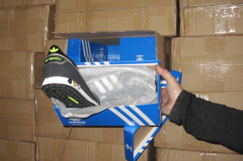 Zatrzymano transport 12 tys. par podrabianych adidasów