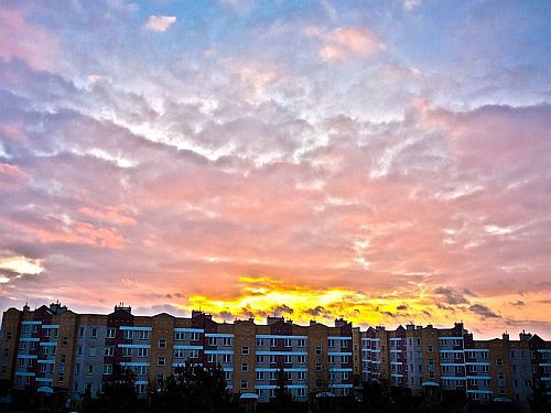 Blokowiskowy plener fotograficzny. Z aparatem między blokami