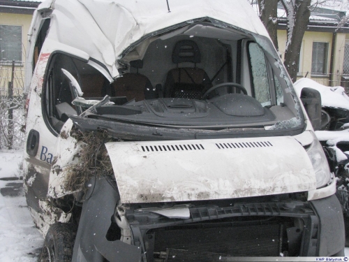 Auto uderzyło w drzewo. Nie żyje 43-letni pasażer