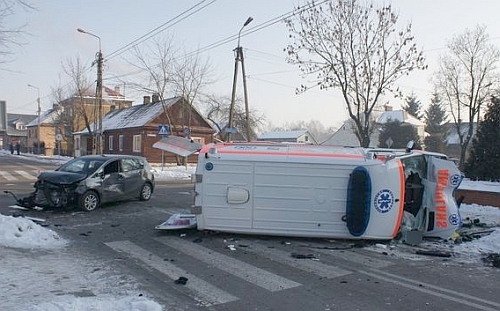 Śmiertelny wypadek z udziałem karetki pogotowia